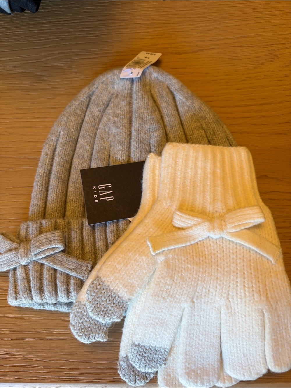 NWT Set of GAP Kids CashSoft Cream Knit Gloves with Gray Tech Tips and Hat.
